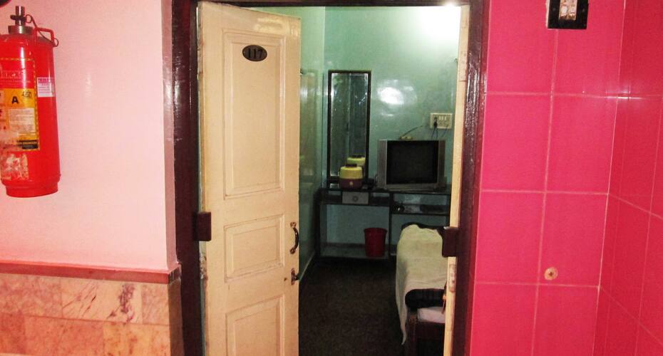 Shri Gujarat Lodge, Nagpur 5